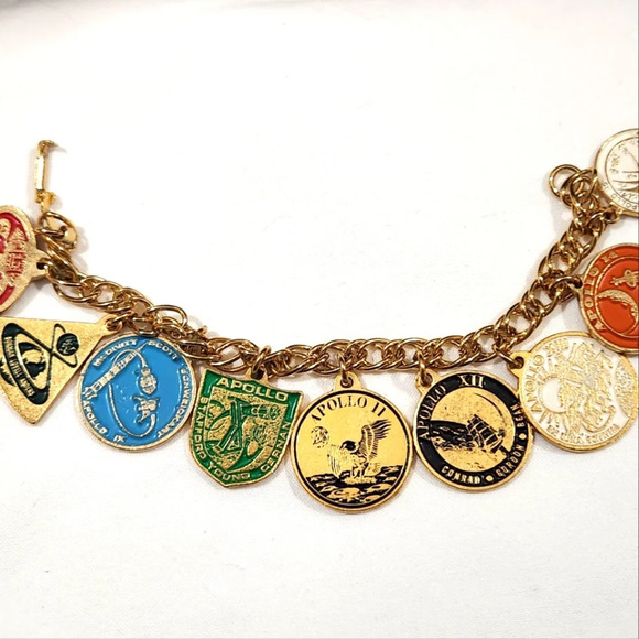 Vintage NASA Charm Bracelet Apollo Moon Mission Astronaut Armstrong Aldrin - Picture 4 of 14